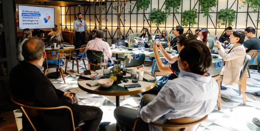 Usuario practicando inglés con la aplicación Speak